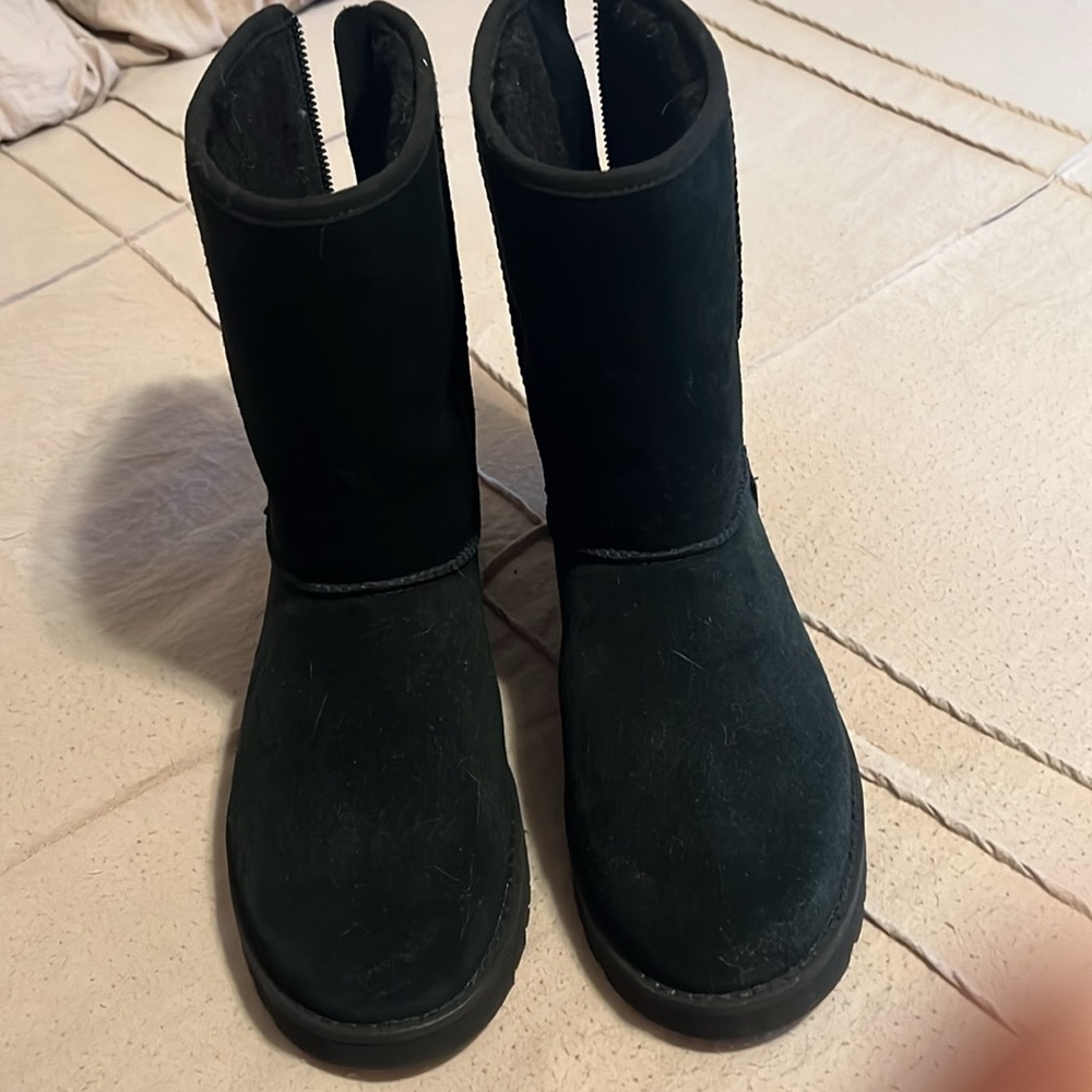 UGGS - Picture 2 of 4